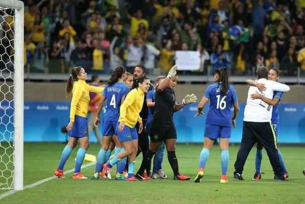 Imagens emocionantes das cobranas de pnaltis no Mineiro e da classificao do Brasil s semifinais do torneio feminino de futebol dos Jogos Olmpicos. Goleira Brbara pegou pnalti e deu vitria  Seleo por 7 a 6 sobre a Austrlia. Com 52 mil pagantes, estdio foi  loucura.