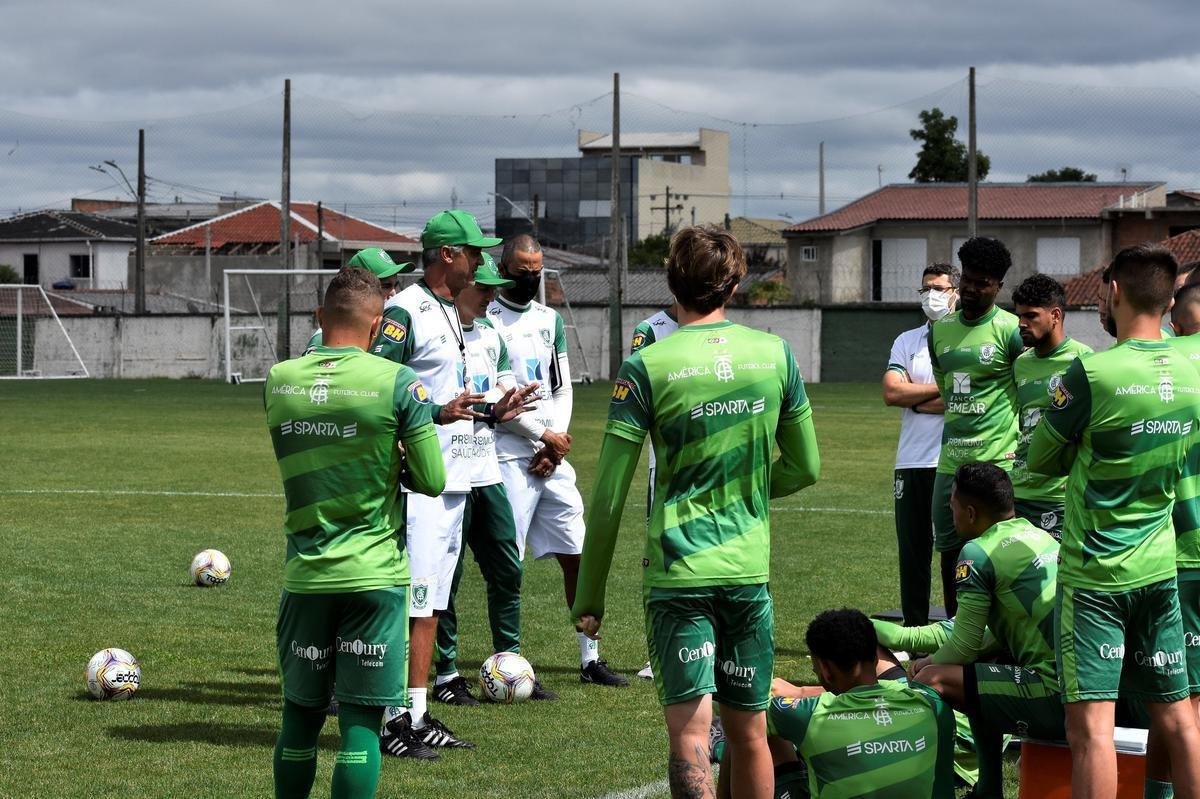 O Amrica treinou na manh desta sexta-feira (20) em Curitiba-PR, no CT do Coritiba, visando o confronto contra o Operrio-PR. A partida, vlida pela 22 rodada da Srie B do Campeonato Brasileiro, ser disputada neste sbado (21), s 16h30, no Estdio Germano Krger, em Ponta Grossa-PR.