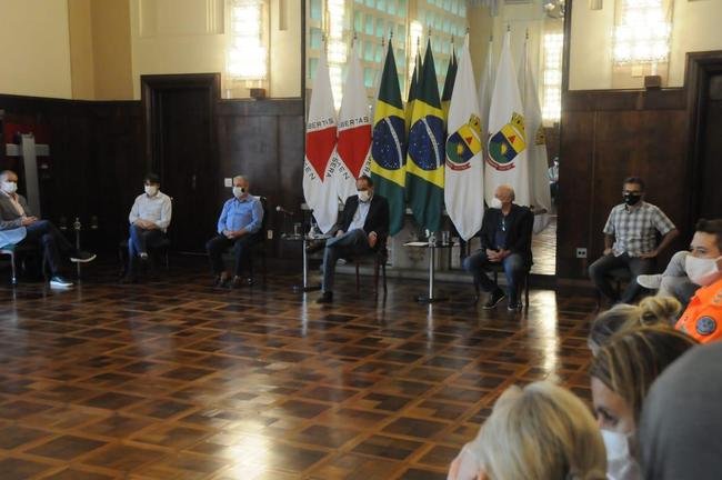 Imagens da reunio da Prefeitura de Belo Horizonte com dirigentes de Cruzeiro, Atltico e Amrica e representantes de torcidas organizadas. Tema do encontro foi o retorno do pblico aos estdios de futebol na capital mineira.
