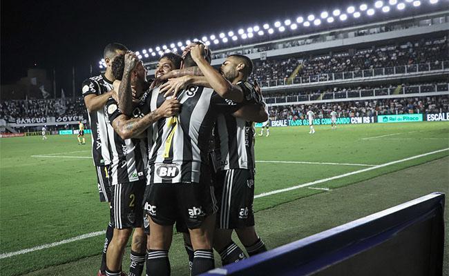 Jogadores do Atltico comemorando um dos gols da vitria na Vila Belmiro