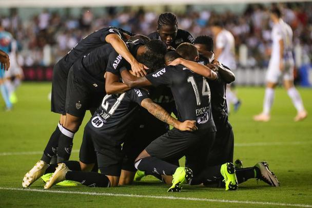 Na Vila Belmiro, Atlético é derrotado pelo Santos por 3 a 2, pela 37ª rodada do Campeonato Brasileiro