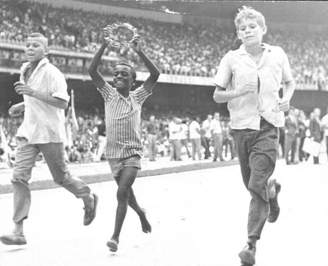 23/11/1969 - Pel  coroado pelo menino Paulinho (Paulo Cezar de Souza, 12 anos) no Mineiro antes do jogo entre Santos e Atltico.
