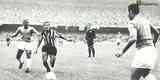 27/10/1967 - Lance do jogo entre Atlético e Cruzeiro, no Mineirão. No detalhe, Vanderlei é observado por Hilton Oliveira e Zé Carlos. A partida terminou empatada em 3 a 3. 