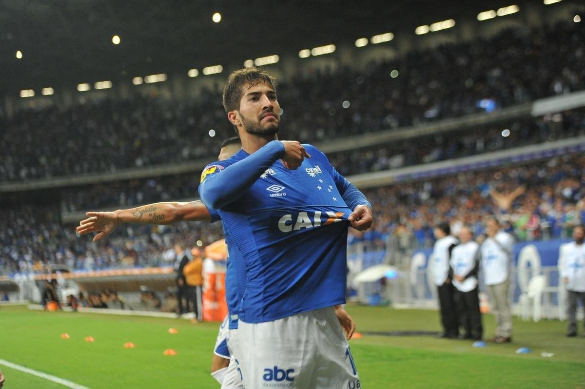 Aos dez minutos, Lucas Silva fez jogada individual e marcou o 2 gol do Cruzeiro em chute de fora da rea