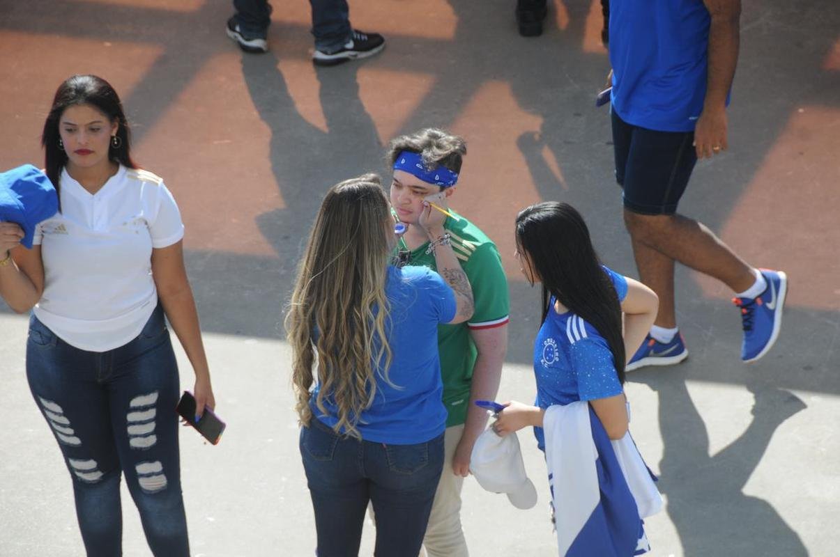 Chegada da torcida do Cruzeiro ao Mineiro para o jogo contra a Ponte Preta pela 13 rodada da Srie B do Campeonato Brasileiro. Estdio voltou a receber grande pblico