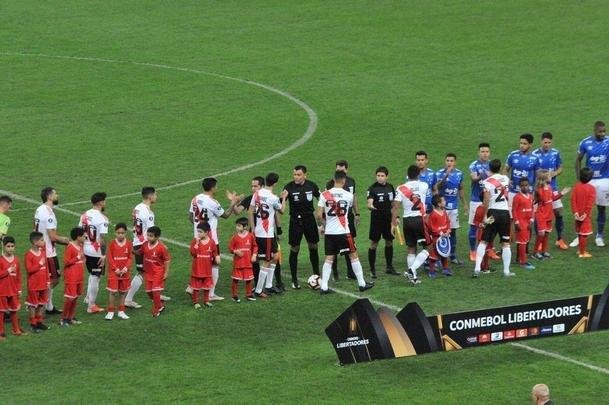 As melhores fotos do duelo entre Cruzeiro e River Plate, no Mineiro, pela Copa Libertadores 2019