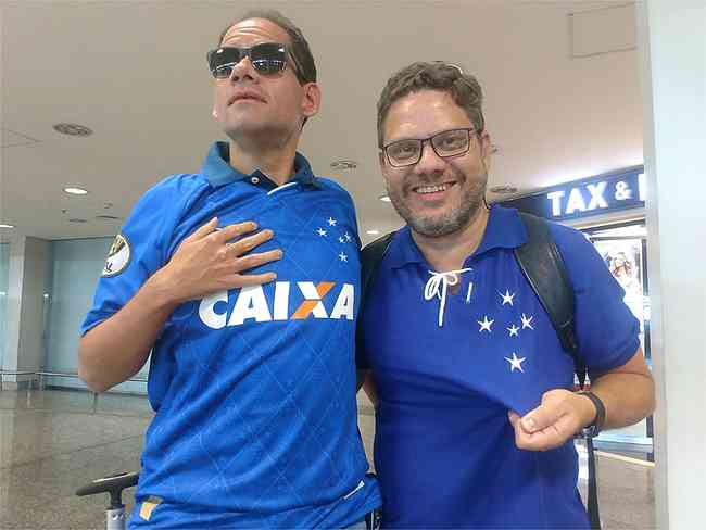 Danilo Bayo (e), de 40 anos, foi  Argentina acompanhado do amigo Renato Gomes (d)