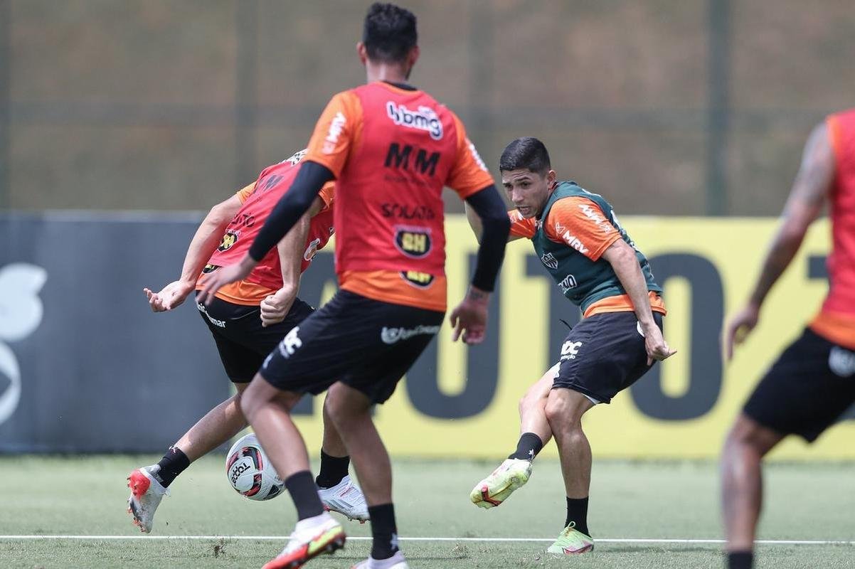 Com seriedade, mas tambm descontrao, o Atltico treinou sob sol forte na manh desta sexta-feira (21), na Cidade do Galo, em Vespasiano. Este foi o quinto dia de pr-temporada para o clube mineiro em 2022, sob o comando do tcnico argentino Antonio 'El Turco' Mohamed. Novas baixas, o volante Allan e o atacante Keno testaram positivo para COVID-19 e no participaram das atividades (ambos cumprem perodo de sete dias de isolamento social).