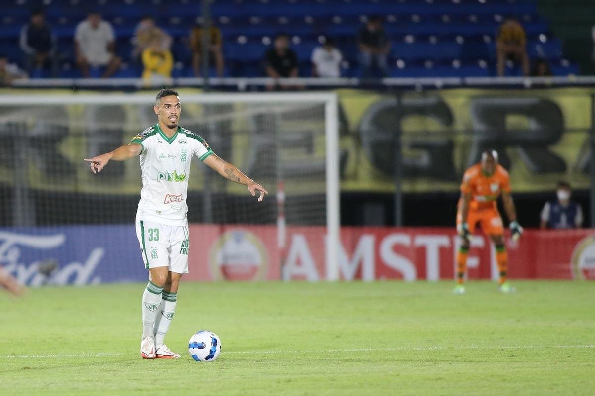 Amrica voltou com outra postura no segundo tempo e virou para 3 a 2 com gols de Wellington Paulista (2) e Pedrinho