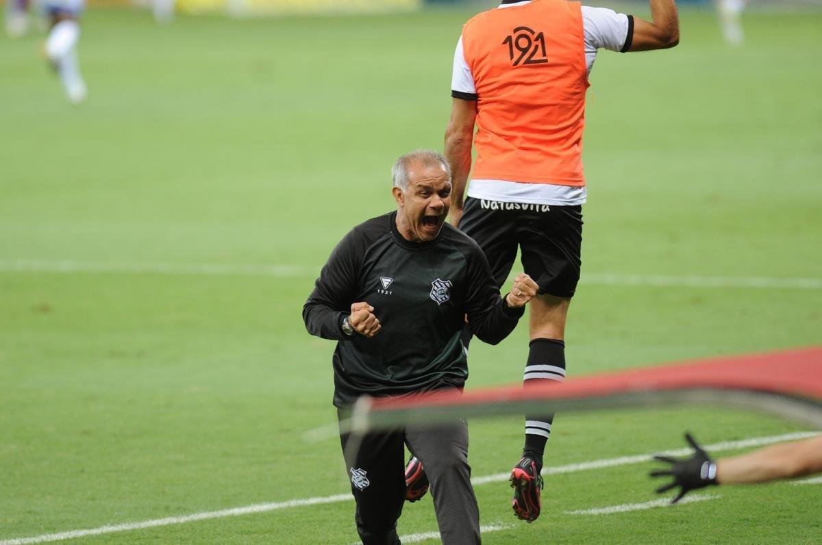 Tcnico Jorginho comemora o golao de Leo Artur