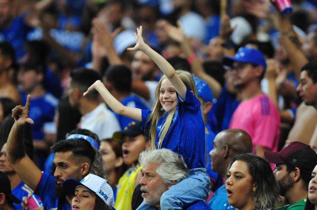 Alcia Reis, de 8 anos, em festa na torcida do Cruzeiro durante o empate por 1 a 1 com o Ituano, no Mineiro, pela Srie B de 2022