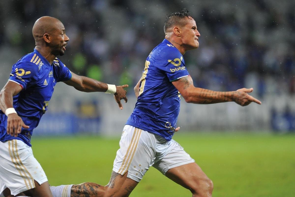 Atacante Edu, do Cruzeiro, vai  loucura ao marcar o gol da vitria sobre o Democrata-GV, no Mineiro, no ltimo minuto da partida pela quinta rodada do Mineiro