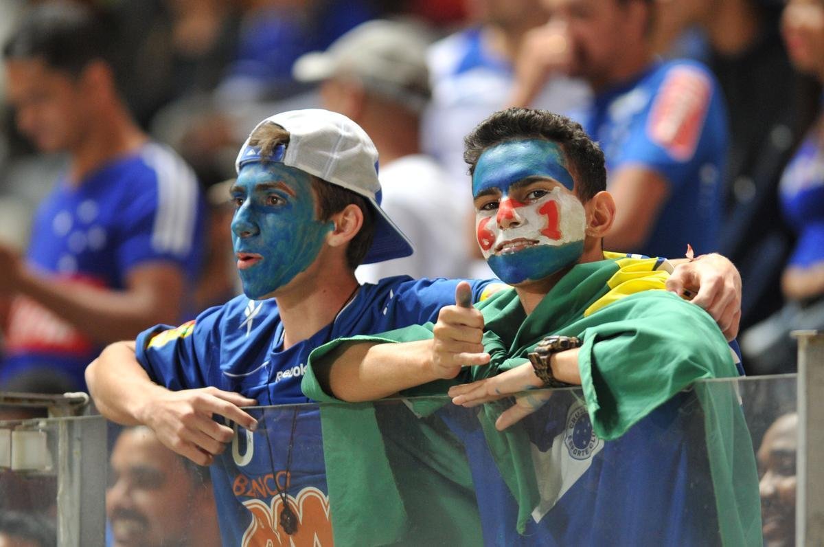 Torcida cruzeirense na partida contra o Atltico-PR, no Mineiro, pelas oitavas de final da Copa do Brasil