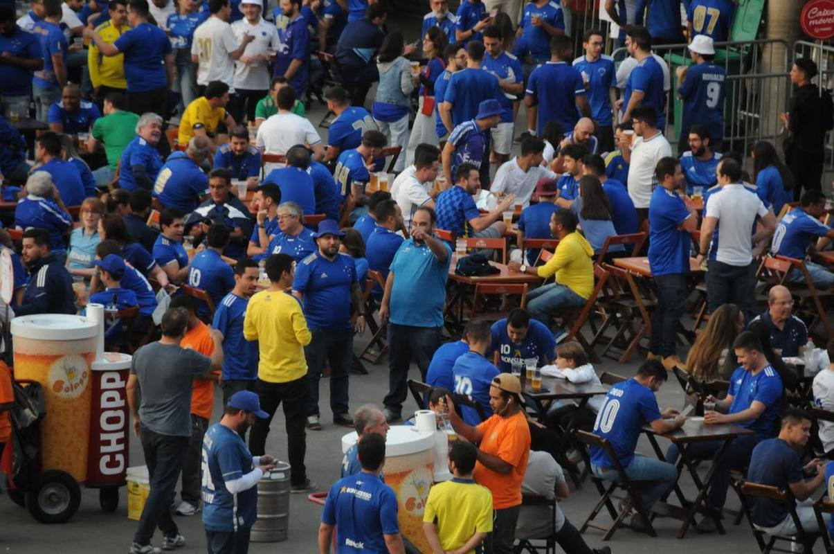 Fotos da chegada da torcida do Cruzeiro ao Mineiro na partida contra o CRB pela Srie B do Brasileiro; longas filas de formaram na esplanada antes da partida