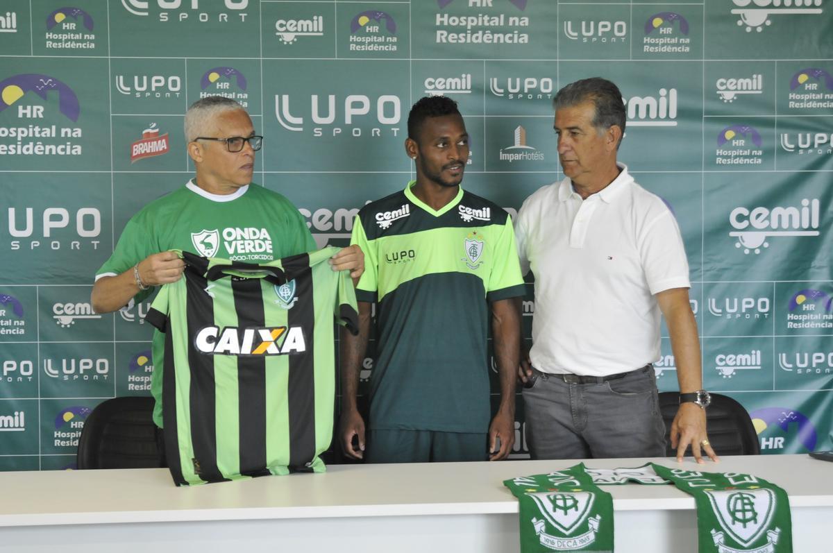 Marquinhos, de 28 anos,  o nono reforo do Amrica para temporada 2018