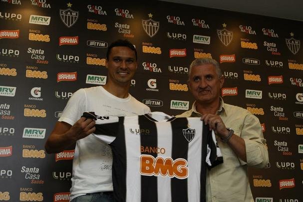 Emerson - jogador chegou para compor elenco em agosto de 2014. Entretanto, ele teve uma grave lesão e pouco atuou pelo Galo. Foi cedido ao Avaí, em 2015, e ao Botafogo-RJ, em 2016. Após esse último empréstimo, ele rescindiu com o Alvinegro. Ele atuou em apenas 14 partidas com a camisa atleticana.