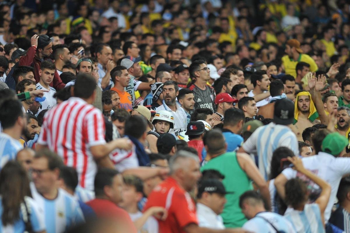 Fotos das torcidas de Brasil e Argentina, no Mineiro, no clssico vlido pela semifinal da Copa Amrica