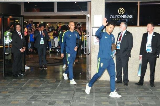 Jogadores da Seleo Brasileira deixaram o hotel rumo ao Mineiro e receberam apoio caloroso da torcida mineira para encarar a Argentina pela semifinal da Copa Amrica