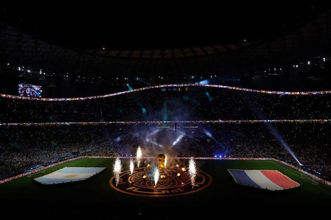 Entrada de Argentina e Frana no campo do Estdio Icnico de Lusail para a final da Copa do Mundo foi um espetculo  parte. Veja fotos do show de fogos, de luzes e da execuo dos hinos nacionais dos dois pases