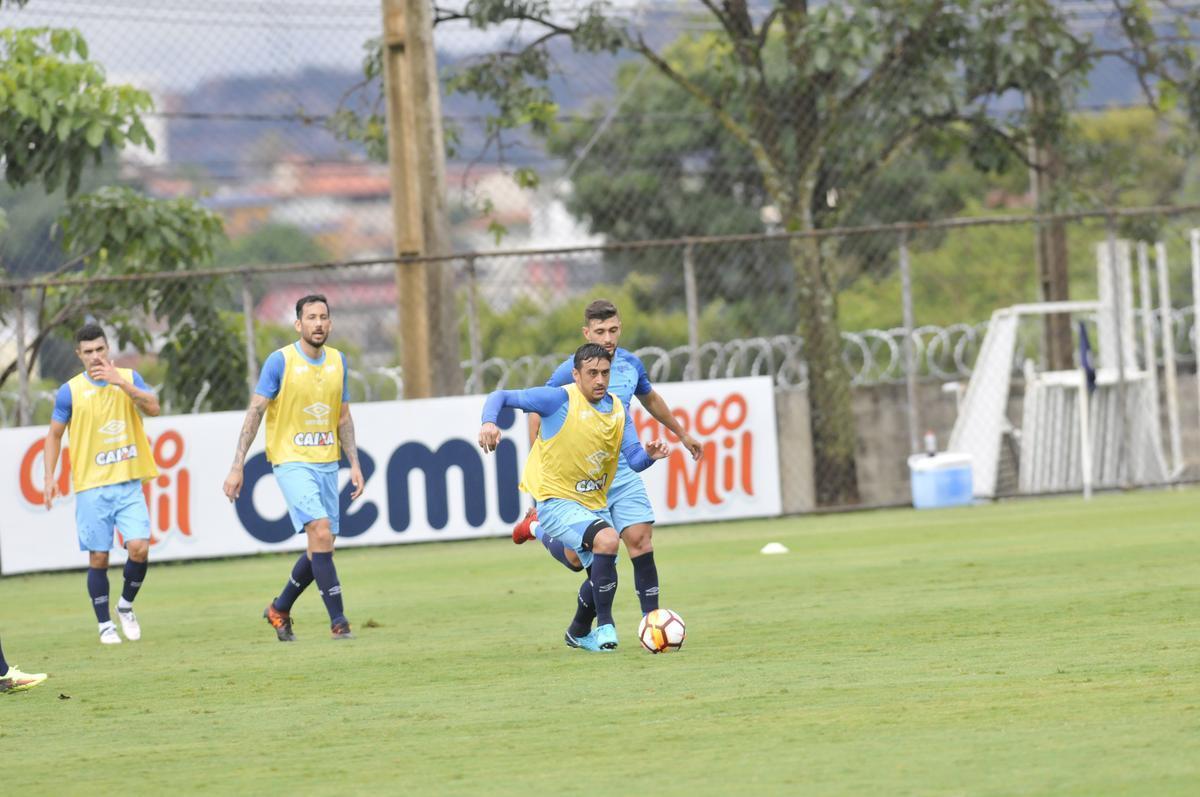 Cruzeiro treina com bola da Copa Libertadores (Juarez Rodrigues/EM D.A Press)