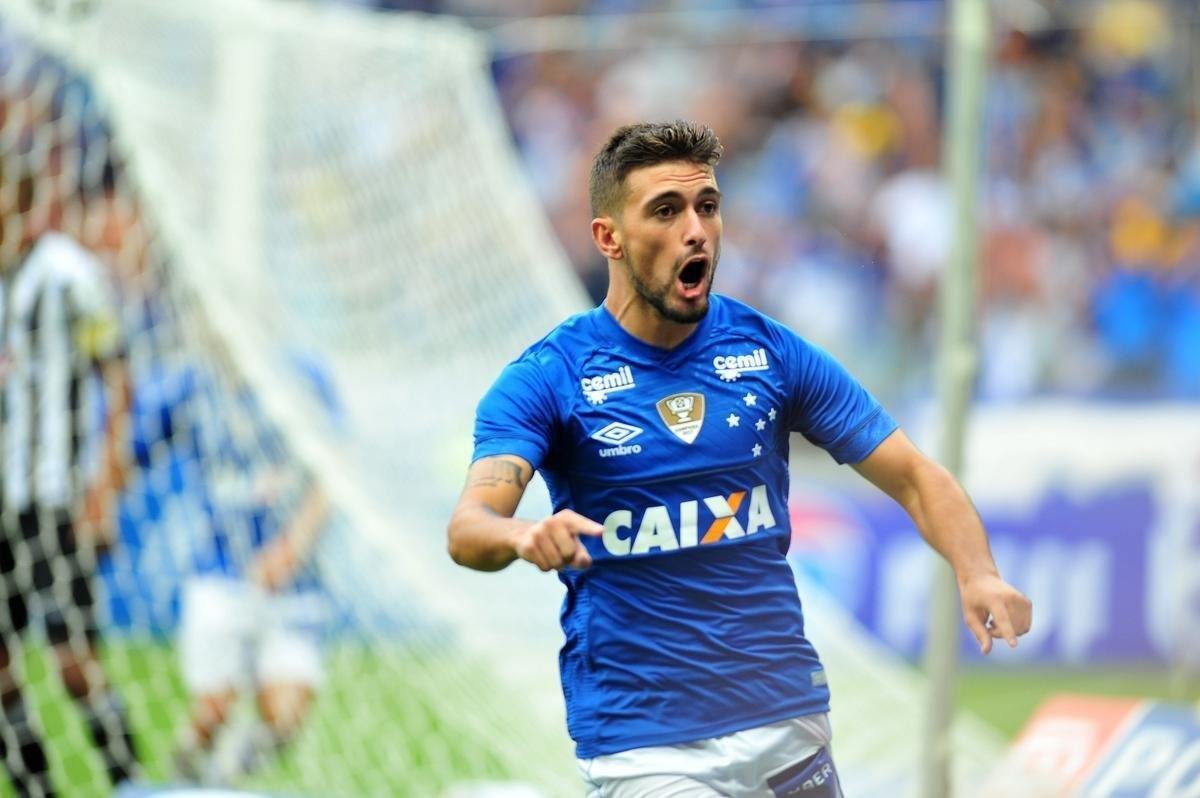 Cruzeiro pressionou o Atltico nos minutos iniciais e abriu o placar aos 3, com gol de cabea de Arrascaeta