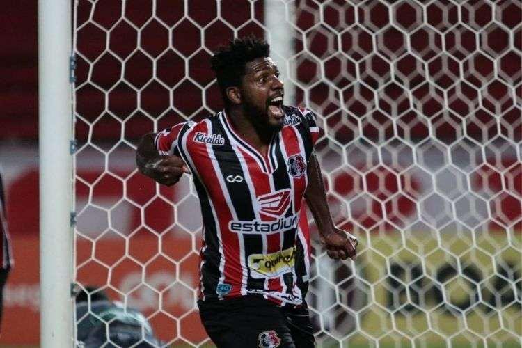 Elivelton (zagueiro) - Contratado j ao longo da Srie C, o zagueiro no se firmou entre os titulares, mas tambm vem sendo acionado quando os titulares no esto  disposio