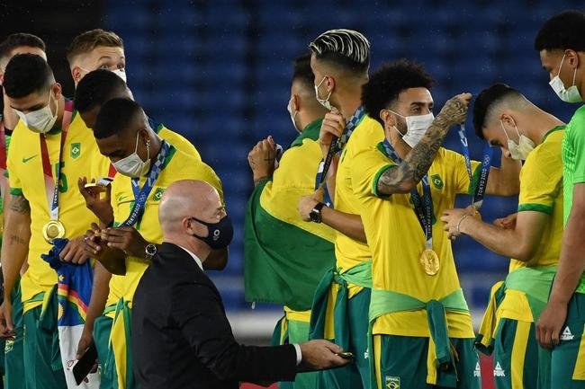 Jogadores da Sele��o Brasileira recebem a medalha de ouro pela conquista ol�mpica no futebol