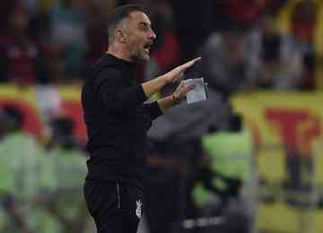 Técnico do Corinthians destacou boa atuação do Timão em derrota para o Flamengo e aumentou o tom para rebater críticas à sua escalação
