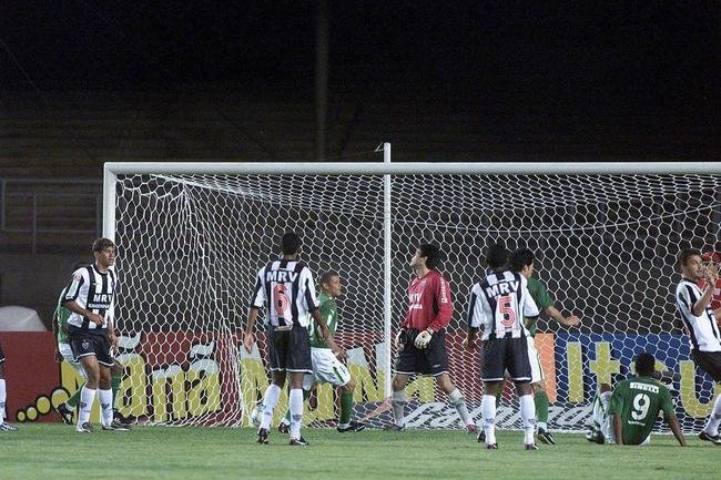 2004 - 9 vitrias, 9 empates e 5 derrotas - 52,17%
