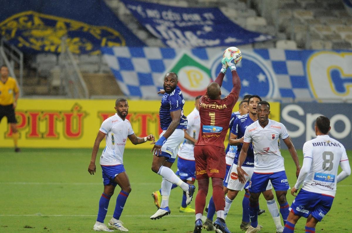 Fotos do jogo entre Cruzeiro e Paran Clube, no Mineiro, em Belo Horizonte, pela 19 rodada da Srie B do Campeonato Brasileiro