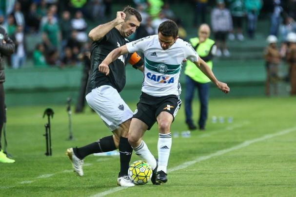Com atuao ruim, Atltico  derrotado pelo Coritiba, por 2 a 0, no Couto Pereira, e fica mais distante do ttulo do Campeonato Brasileiro