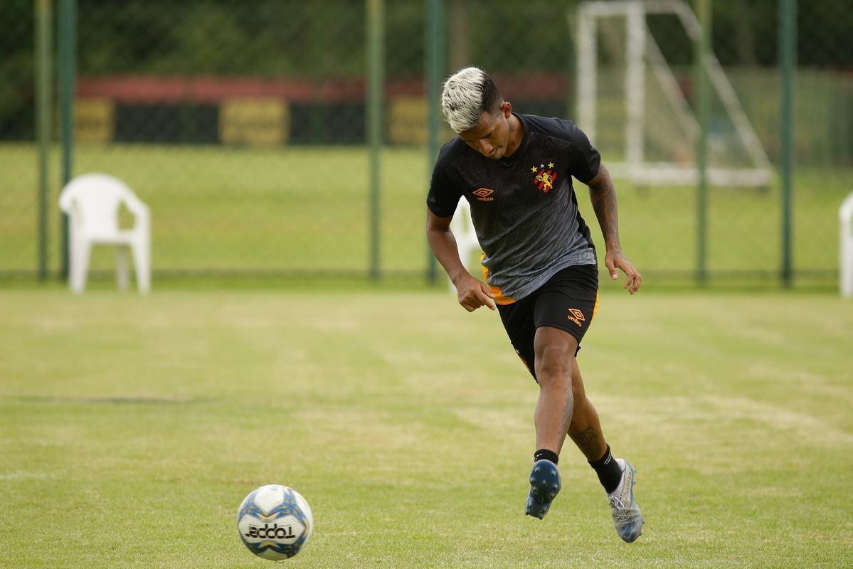 No primeiro trabalho, houve um treinamento tático, que exigia troca de passes e triangulações dos jogadores, com o elenco dividido em grupos de três atletas cada. Em seguida, os jogadores foram divididos em dois grupos no mesmo campo para o trabalho específico por setores de defesa e ataque. De um lado, os zagueiros, laterais e volantes participaram de um treino tático de posicionamento com o auxiliar Daniel Cerqueira. Do outro, os meias e atacantes fizeram um trabalho específico de passe e finalização sob o comando do técnico Daniel Paulista.