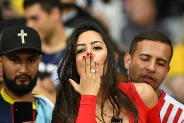 Larissa Riquelme manteve tradio de colocar celular entre os seios, foi calorosa com torcedores e apoiou Paraguai de forma efusiva no Mineiro