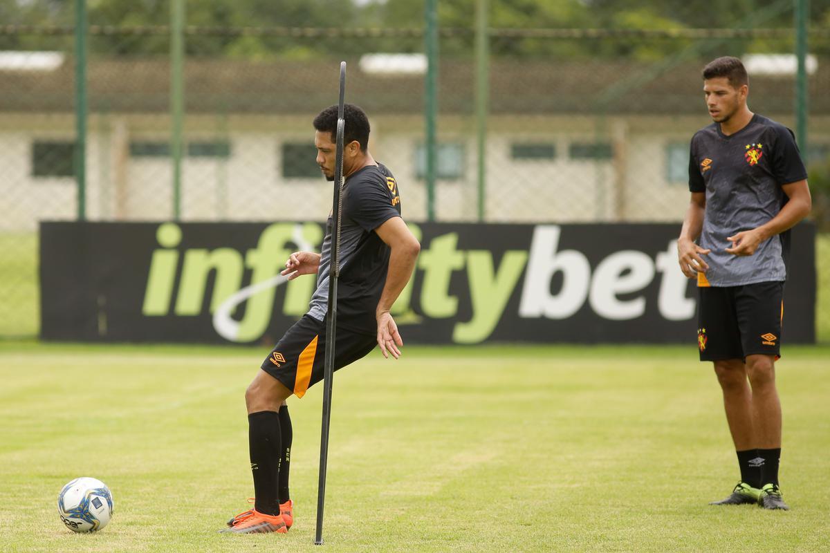 No primeiro trabalho, houve um treinamento tático, que exigia troca de passes e triangulações dos jogadores, com o elenco dividido em grupos de três atletas cada. Em seguida, os jogadores foram divididos em dois grupos no mesmo campo para o trabalho específico por setores de defesa e ataque. De um lado, os zagueiros, laterais e volantes participaram de um treino tático de posicionamento com o auxiliar Daniel Cerqueira. Do outro, os meias e atacantes fizeram um trabalho específico de passe e finalização sob o comando do técnico Daniel Paulista.