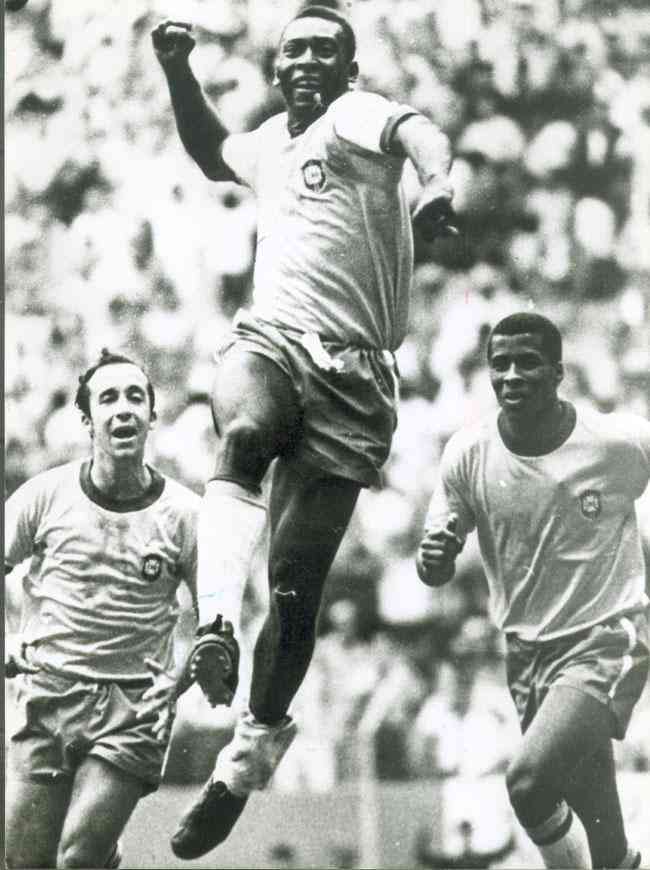 Pel comemora gol na Copa de 1970; ao lado, Tosto e Jairzinho
