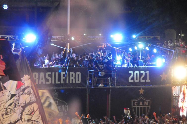 Chegada do time do Atlético à Praça Sete, no Centro de BH, onde fez carnaval com a torcida ao som do cantor baiano Bell Marques