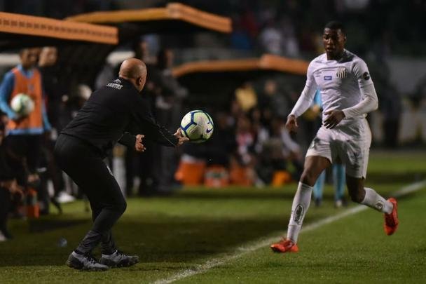 Atlético derrotou Santos por 2 a 1, de virada, com gols de Chará, e avançou às quartas de final da Copa do Brasil