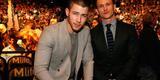Astros presentes no UFC 196 - Cantor Nick Jones e o ator Jonathan Tucker 