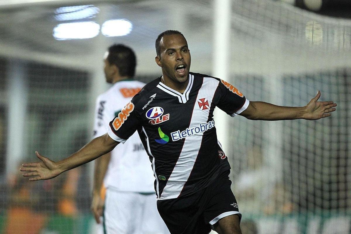 2011 - Adriano, do Palmeiras, Klber, do Palmeiras, Rafael Coelho, do Ava, Willian, do Ava, e Alecsandro, do Vasco (foto), foram os artilheiros com 5 gols