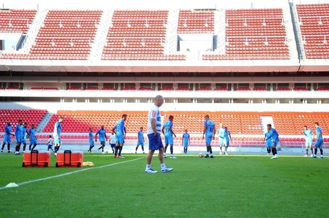 Fotos do treino do Cruzeiro no estdio Libertadores de Amrica, casa do Independiente, em Avellaneda. Time celeste fechou preparao para o jogo contra o Racing, s 21h30 desta tera-feira, no El Cilindro, pela primeira rodada do Grupo 5 da Copa Libertadores (Ramon Lisboa/EM D.A Press)