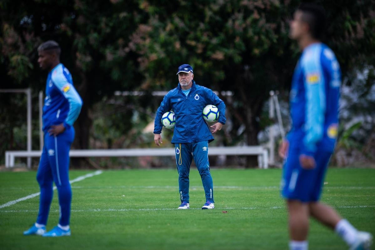 Fotos do treino do Cruzeiro na Toca da Raposa II. Time enfrenta o Internacional, nesta quarta-feira, s 21h30, no Mineiro, pela semifinal da Copa do Brasil. Mano Menezes pode apresentar novidades na escalao diante dos gachos.