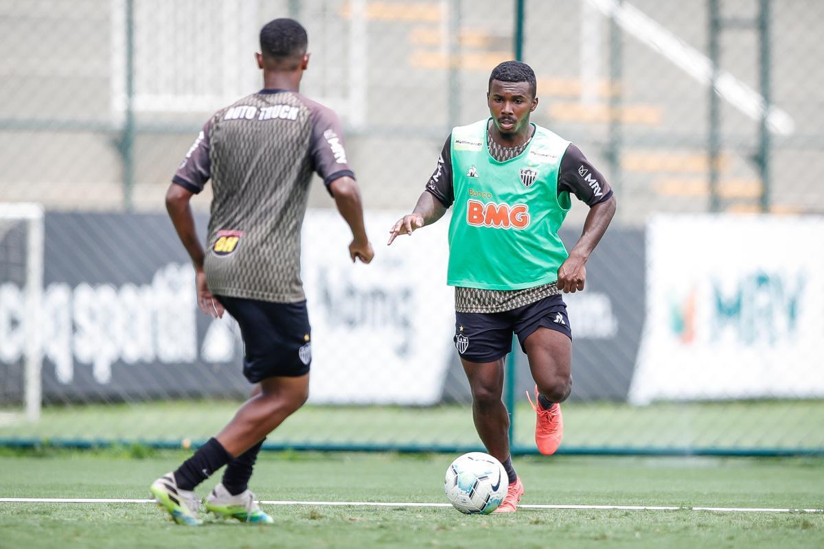 Depois do empate por 2 a 2 com o Cear, no Castelo, pela 22 rodada do Brasileiro, Atltico voltou aos treinos nesta segunda-feira na Cidade do Galo. Atividade teve vrias caras novas, diante do elevado nmero de atletas infectados pela COVID-19