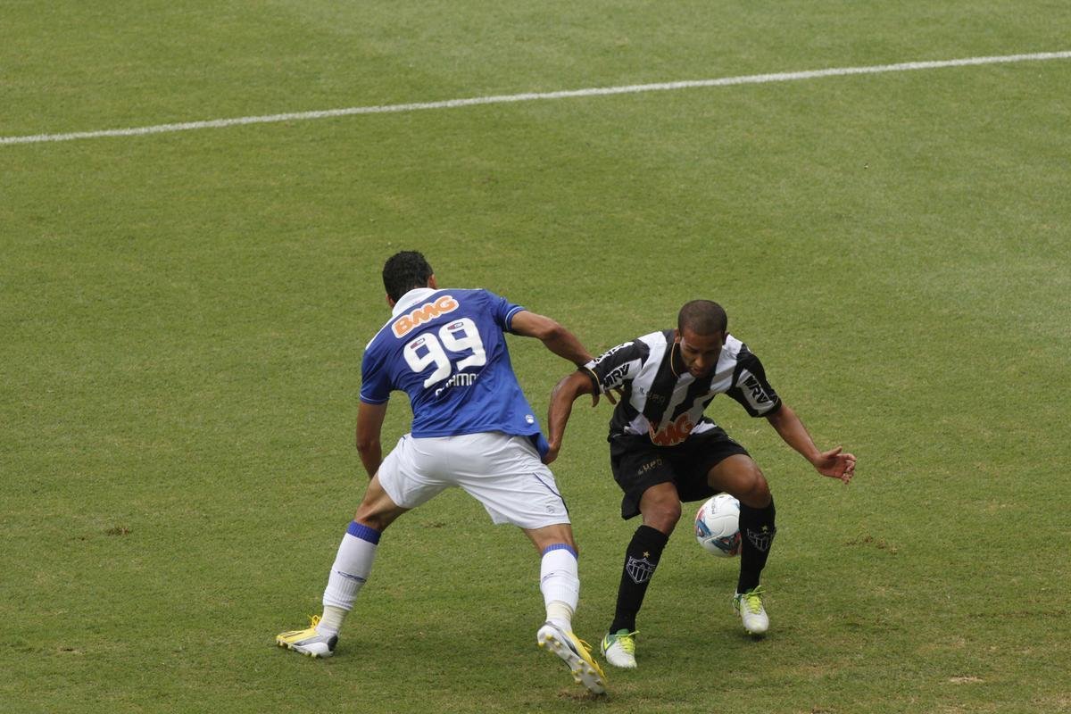 03/02/2013 - No Campeonato Mineiro de 2013, a estreia foi logo o jogo da 3 rodada, que foi antecipado. O clssico de reinaugurao do Mineiro terminou com derrota do Galo por 2 a 1 para o Cruzeiro. O estreante Arajo marcou o gol da equipe comandada por Cuca. Marcos Rocha, contra, e Dagoberto marcaram pelo time celeste. O Atltico jogou com Victor, Marcos Rocha, Leonardo Silva, Rver e Jnior Csar; Pierre (Gilberto Silva), Leandro Donizete (Serginho) e Ronaldinho; Arajo (Alecsandro), Bernard e J.