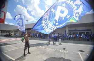 Torcedores do Cruzeiro organizaram uma grande festa no embarque do time para So Paulo