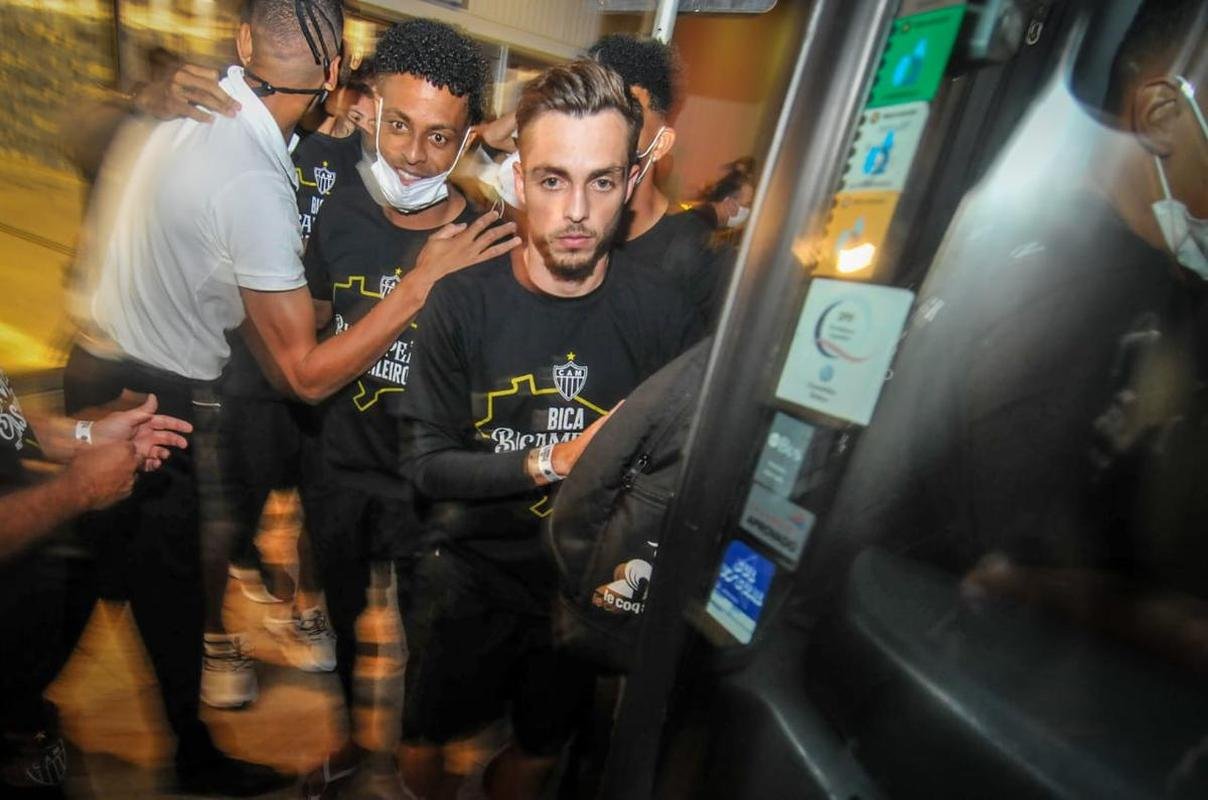 Jogadores do Atltico foram ao encontro dos torcedores para agradecer recepo no Aeroporto Internacional de Confins, na Grande BH