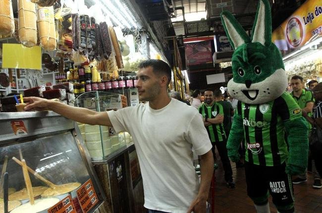 O meia argentino Emmanuel Martinez foi apresentado pelo Am�rica nesta ter�a-feira (16/8), em evento realizado no Mercado Central, em Belo Horizonte.