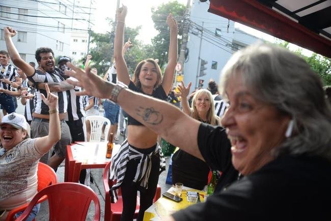 No Bar do Salomo, em BH, atleticanos comemoram o gol de Nacho Fernndez na final da Supercopa do Brasil, sobre o Flamengo: 1 a 0 para o Galo