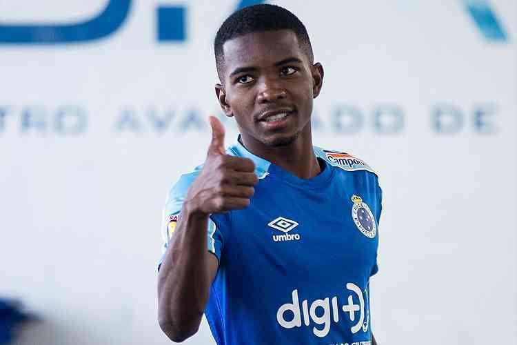 Cac, do Cruzeiro. O zagueiro j esteve na mira de Sampaoli. Quando o tcnico negociou com o Atltico no fim da temporada passada, o defensor celeste estava na lista de reforos do treinador. Cac  considerado uma das promessas do Cruzeiro e uma possvel negociao s seria concretizada envolvendo altos valores.