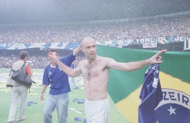 Depois da vitria por 2 a 1 sobre o Paysandu naquele 30 de novembro, no Mineiro, resultado que confirmou o ttulo brasileiro de 2003 com duas rodadas de antecedncia, jogadores do Cruzeiro, comisso tcnica e diretoria promoveram uma grande festa no gramado. Sem a taa oficial da CBF, o elenco deu a volta olmpica com trofus simblicos. Os mais de 75 mil presentes festejaram a indita Trplice Coroa no futebol brasileiro. Antes, o clube celeste j havia conquistado o Campeonato Mineiro de forma invicta e a Copa do Brasil.