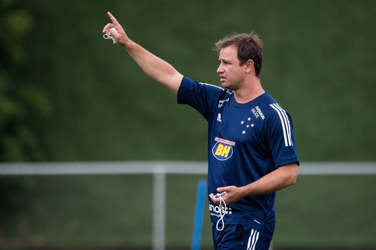 Imagens do primeiro dia de pr-temporada do Cruzeiro, na Toca da Raposa II